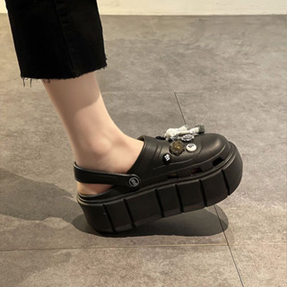 ShoesStudios รองเท้าผญหัวโตมีตัวติดการ์ตูน  รองเท้าแตะสีพื้นเรียบๆตัวพื้นด้านในรองเท้าเป็นสีดำ เรียบๆใส่ได้ทุกโอกาส 🎈