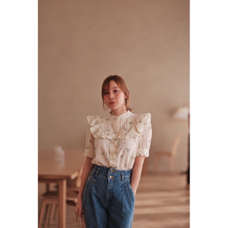 น่ารักเป็นที่สุดเลยค่ะ เสื้อลินินพิมลาย  คอปีนนิดๆ แขนตุ๊กตา แต่งระบายช่วงอก คือน่ารักมาก ห้ามพลาดเลยค่ะ