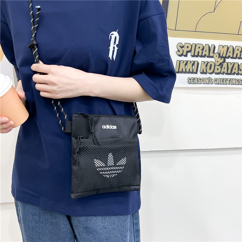 adidasกระเป๋าสะพายข้างแนวทแยงมุมแฟชั่น（สินค้าพร้อมส่ง)）