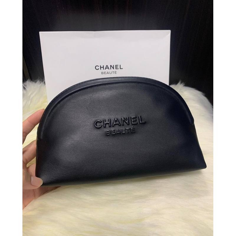 กระเป๋าเครื่องสำอางค์ Chanel หนังทั้งใบ Chanel หนังทั้งใบ ขนาด ยาว 22 สูง 14 ฐานกว้าง 6.5 cm แท้ 💯%👉🏻ส่งฟรี sms