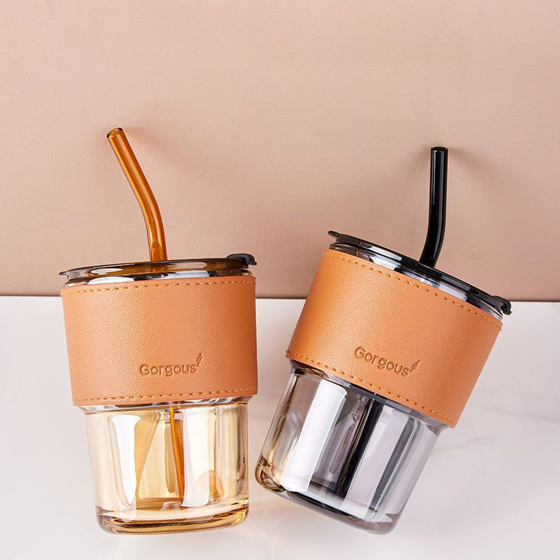 OKUMI_SHOP แก้วกาแฟ ใส่น้ำ พร้อมหลอดแก้วสีใส 400ml ฝาปิด ปลอกหนังกันร้อน