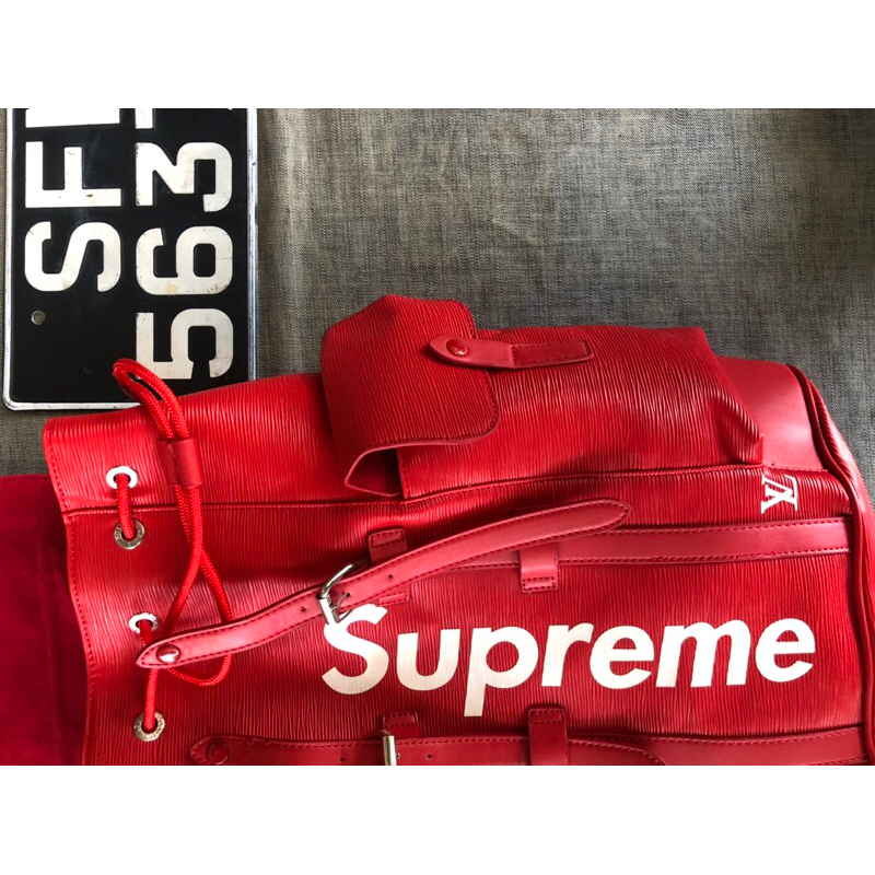 กระเป๋า supremeสีแดง