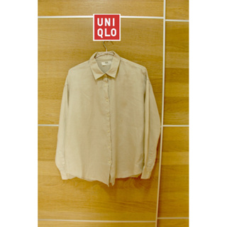 UNIQLO x Linen x M สีเบจ ❌ตำหนิ รอยเปื้อนด้านหน้าสามจุด อก 40 ยาว 25  Code : 592(5)