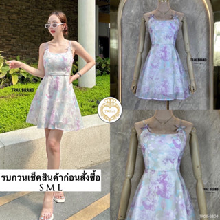 เดรสสั้นสายเดี่ยวแต่งผ้าพิม์ลายดอกไม้ ช่วงสายแต่งโบเล็กๆทั้งสองข้าง สายปรับได้ ข่วงอกเสริมฟองน้ำ อกเอวเช้ารูปกระโปรงบาน