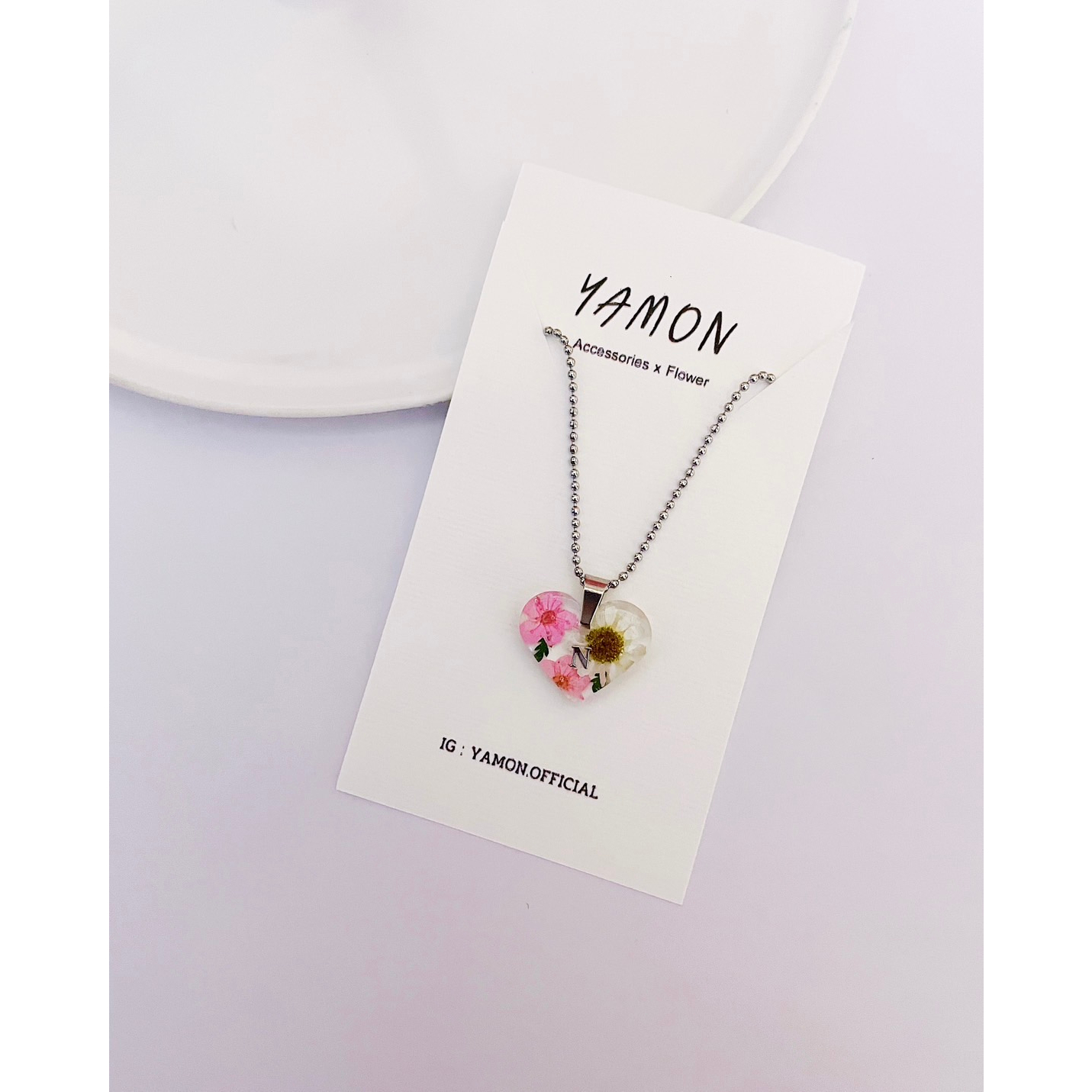 YAMON สร้อยคอดอกพลัม & ดอกเดซี่ สามารถใส่ตัวอักษรได้ (แจ้งตัวอักษรในหมายเหตุ) สร้อยคอสแตนเลส จี้ดอกไ