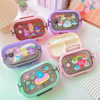 กล่องข้าว Care Bear รุ่น 2 ชั้น ด้านในมีช่องแบ่ง 3 ช่อง พร้อม ช้อน-ส้อม ฝากล่องข้าวมีหูหิ้วพับเก็บในตัว ความจุ 1400 ml.