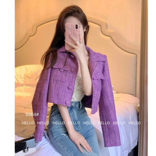 เสื้อครอป แขนยาว คอปก ผ้าทวิต แต่งดีเทล กระดุมปั้มผ้าในตัว พร้อมกระเป๋าคู่ด้านหน้า สไตล์เกาหลี5564