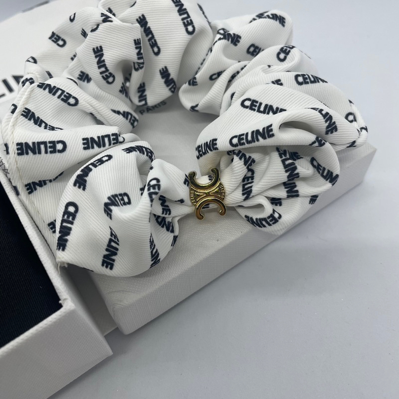 ผ้ารัดผม ลิซ่า CL SCRUNCHY RAYURE BRACELET  รัดแขนแบบลิซ่า เก๋ไปอีกแบบ ผ้าสกรีนลายโลโก้ ผ้าเนื้อนุ่ม ไหมอย่างดี