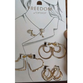 ต่างหูเซตFreedom Topshop สวยๆน่ารักคุ้มๆไปเลย