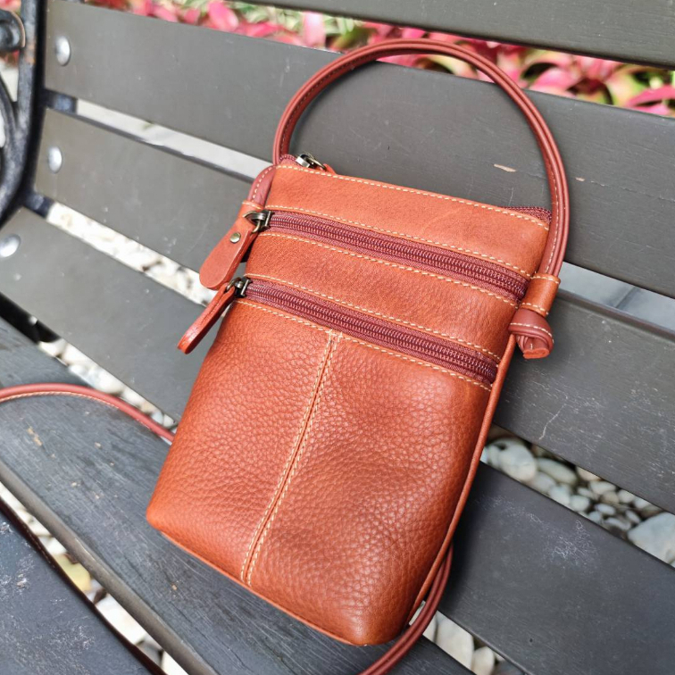 กระเป๋าสะพายหนังแท้ ใช้ห้อยคอได้ แบรนด์ Moonlight ของแท้ 100% สีแทน ใส่พาสปอร์ตและมือถือได้ แถมถุงผ้