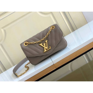 Louis Vuitton New Wave Chain PM Original สวยหรู ดูมีมิติด้วยลวดลายคลื่นบนผิว