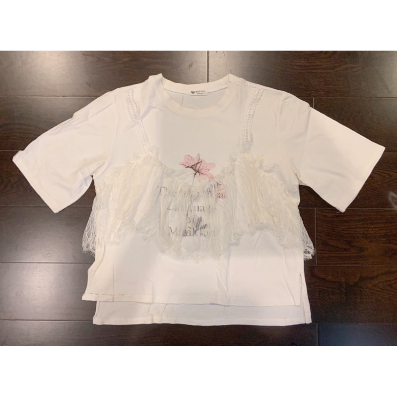 เสื้อยืดสีขาว ตกแต่งด้วยลูกไม้ มือสอง Miss Vivi design by Korea