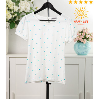 เสื้อมือสอง Sirmione เสื้อคอกลมแขนสั้นแขนจั้ม คอตตอนยืดได้ น่ารัก ใส่สบาย สีขาวลายรูปหัวใจฟ้าเสื้อไซ้ส์ สินค้าสภาพดี