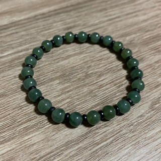 สร้อยข้อมือหยกพม่า (Jadeite Type A) 7.0 มม. เนื้อลำไย สีเขียวใบไม้ ประดับลูกคิดกะลามะพร้าว