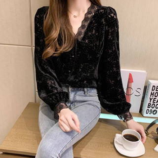 เสื้อแฟชั่น แขนยาว ผ้ากำมะหยี่พิมพ์ลายดอกไม้สีดำ กระดุมปั๊ม ออกแนวซีทรูเล็กน้อย ดูไฮโซมาก รุ่น(ดอกดำคอวี)