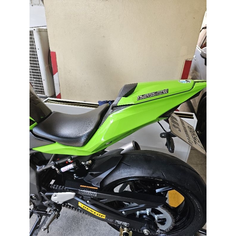 Zx25r ฝาครอบท้ายเบาะzx25rข้างซ้าย-สีเขียว   (ไม่รวมสติ๊กเกอร์) ฝาครอบท้ายเบาะzx25rข้างขวา-สีเขียว  (