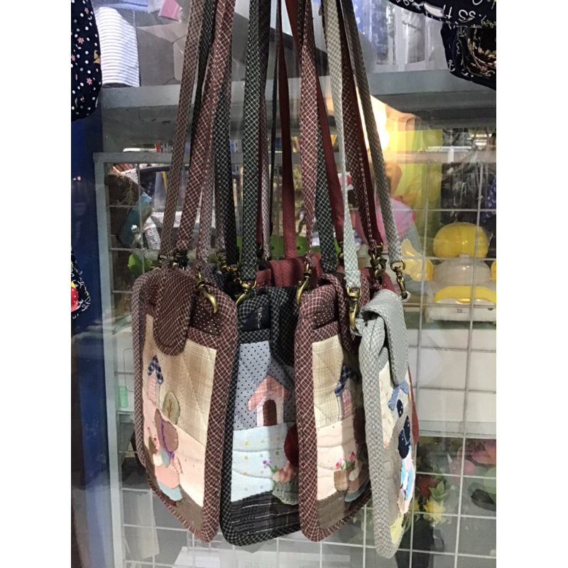 กระเป๋าใส่โทรศัพท์2ช่องผ้าญี่ปุ่นแอพลายสวยๆขนาดกว้าง 5 สูง 8 นิ้วสายปรับสั้นยาวได้ค่ะ