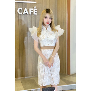 🧸Guipure Lace Dressเดรสลูกไม้ คอ จีน แขนระบาย มีซิปซ่อนและซับในเต็มตัว เรียบหรูดูมีคลาสค่ะ