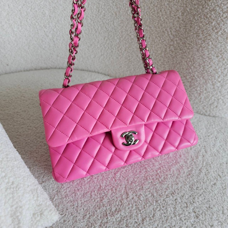 Very very good condition Chanel Classic 10