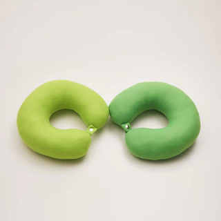 หมอนรองคอ Neck Pillow มีกระดุมล็อคและไม่มีกระดุมล็อค ใช้ใยสังเคราะห์เกรดA โพลีเอสเตอร์คุณภาพพรีเมี่ยม มีโรงงานผลิตเอง
