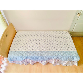 ผ้าคลุมเตียง (กระโปรงเตียง) หรือผ้าปูที่นอน (แบบหนา) ขนาด 4.5-5ฟุต สีขาวฟ้าลายดอกวินเทจ (สภาพใหม่) มือสองเกาหลีแท้