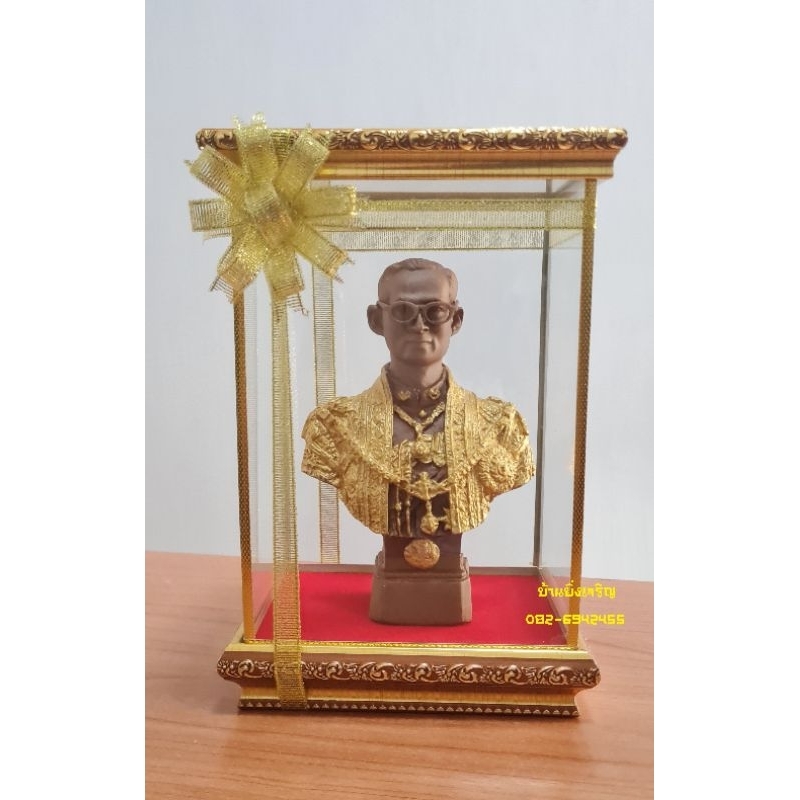 (พร้อมให้บูชา)รูปหล่อในหลวง ร.9 ทรงชุดครุยมหาจักรีสีทอง ขนาดเล็กพร้อมตู้