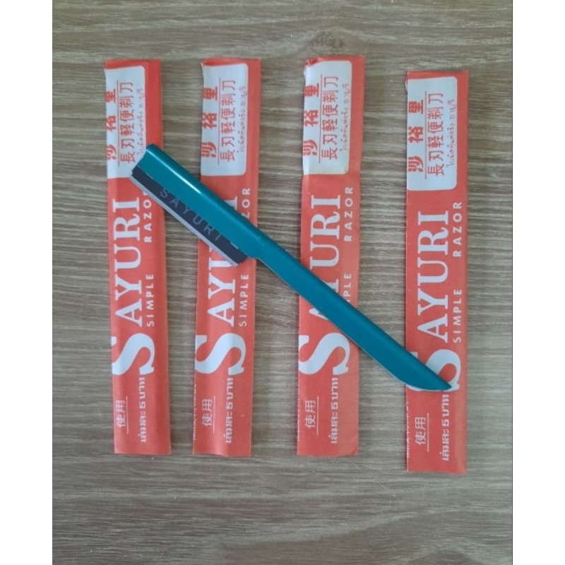 มีดโกนซองแดง ซายูริ (แพค 4ชิ้น) สีขาว เขียว ทอง