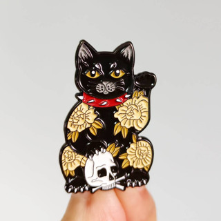 เข็มกลัด / หมุดโลหะ แมวดำกวักตัวลายดอกไม้เอามือวางบนกะโหลก Japanese Lucky Cat With Skull and Flower 🐺🥀 (Hard Enamel Pin)