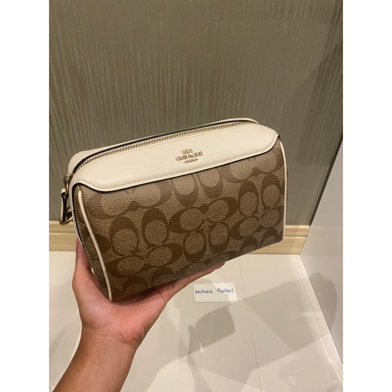 coach หมอนไร้หู สีขาว