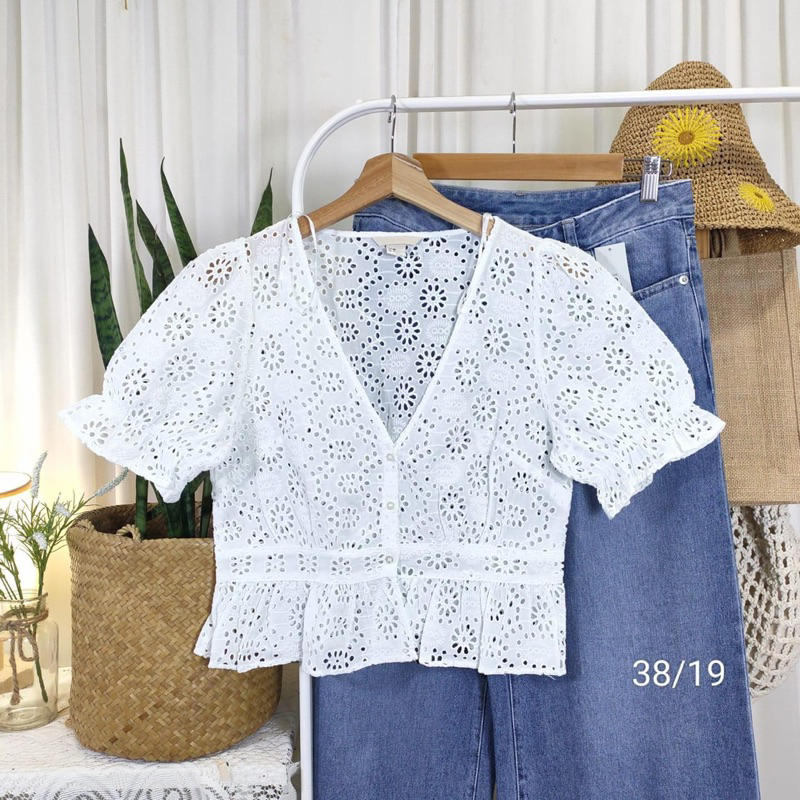 H&M x cotton x EUR 40 ครอปลูกไม้ฉลุทั้งตัว สวยมาก อก 38 ยาว 19 Code :975(6)