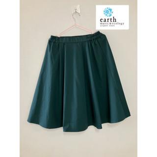 กระโปรงสี dark green แบรนด์ earth music&amp;ecology