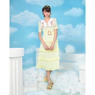 Wila-RABBIT COTTAGE DRESS เดรสคอวีสีเหลืองพาสเทลยาวครึ่งแข้ง ปกคอสีขาวพิมพ์ลาย The Rabbit Village แขนกระบอกสามส่วน ช่วงอ