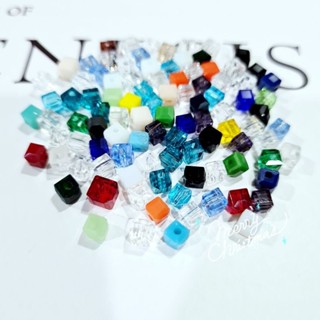 ลูกปัดคริสตัล ทรงเหลี่ยม คละสีมีรู (4mm./6mm.)(50-100ชิ้น)