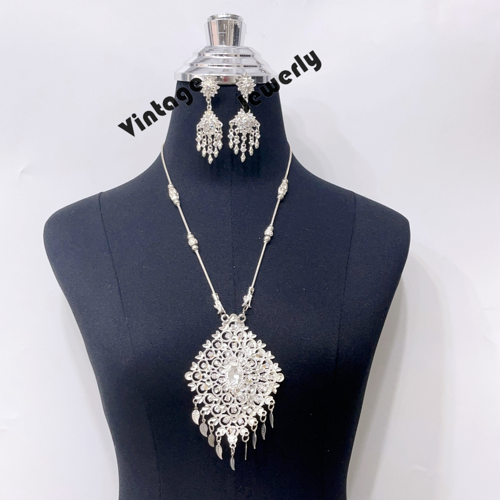 Vintage jewelryขายราคาต่ำรวมทั้งสร้อยคอและต่างหูหนีบเครื่องประดับไทย เครื่องประดับชุดไทยประยุกต์ ดอกกุหลาบสีทอง