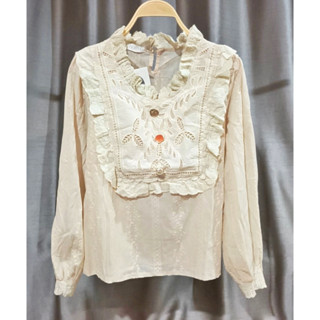 เสื้อแฟชั่น คอกลมระบาย ปักทั้งตัว แขนยาว สีครีม งานป้าย