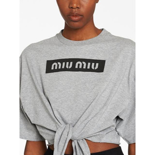 MIU MIU CROP COTTON T-SHIRT เสื้อยืด ทรงครอป ลายปรื้นlogo ผูกเอว สวย เกร๋ งานสวยผ้าดีมาก มิวมิว