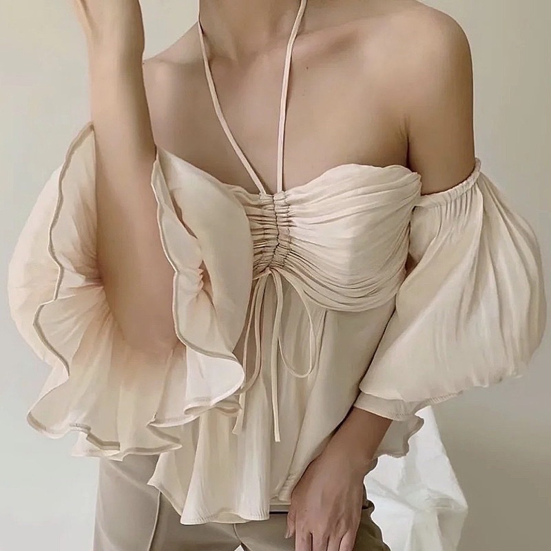 ป้าย Aquila.officalเสื้อเปิดไหล่ ผ้าเส้นใยสังเคราะห์ แขนระบาย จับจีบ ด้านหลังเป็นซิบรูด