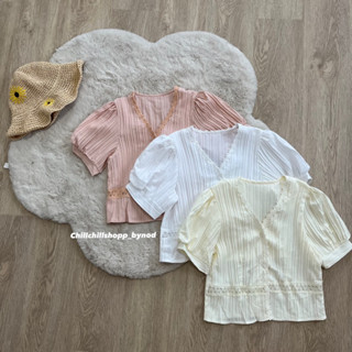 [พร้อมส่ง] เสื้อแขนสั้นคอวีแต่งลูกไม้สไตล์มินิมอล เกาหลี