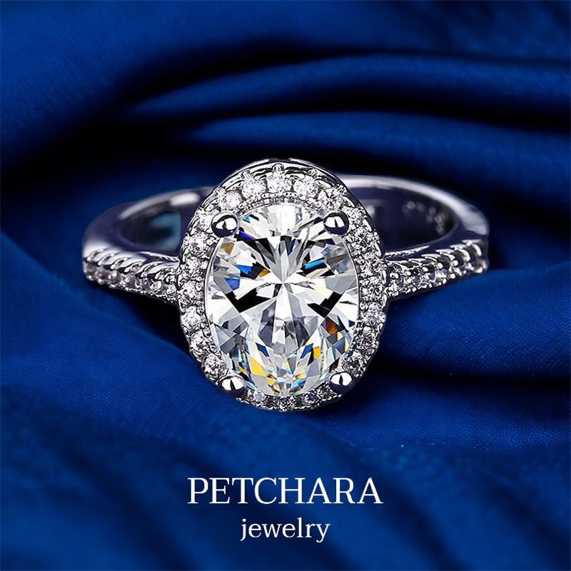 แหวนเพชรโมอีสผู้หญิงทรงวงรี 2 กะรัต หน้าเพชรล้อม บ่าข้างฝังเพชรแถว ตัวเรือนเงินแท้ 92.5% : D2055