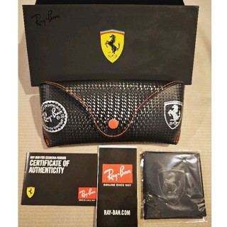 แว่นกันแดด Ray-Ban Ferrari Collection รุ่น RB8395M