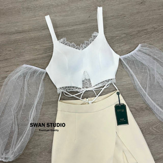 ❣️พร้อมส่ง📌  SWAN เซทเสื้อครอปสายขาว แต่งแขนด้วยผ้าตาข่ายมีดิ้นสีเงิน ขอบเสื้อแต่งด้วยผ้าลูกไม้