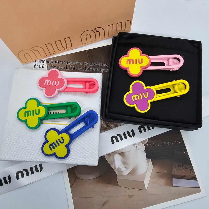MIU MIU Hair Clip กิ๊บหนีบผมสีพาสเทล แต่งผม งานน่ารักมาก โลโก้ มิว มิว ตัวหนีบ บอกเลยของมันต้องมี ขนาด 7 ซม.
