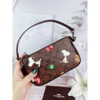 🥳🎉กระเป๋าถือ ลายสนูปปี้น่ารักcoach Coach X Peanuts Nolita 19 In Signature Canvas With Snoopy Presents Print CE707