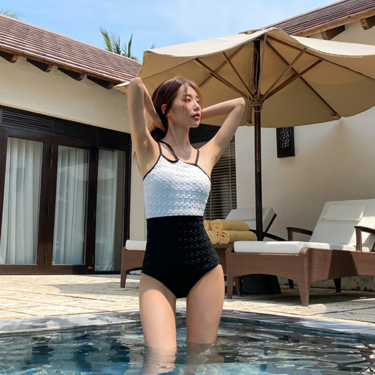 K Swimwear O2325 ชุดว่าย น้ำวันพีช ผ้าปุ่มขาวดำ