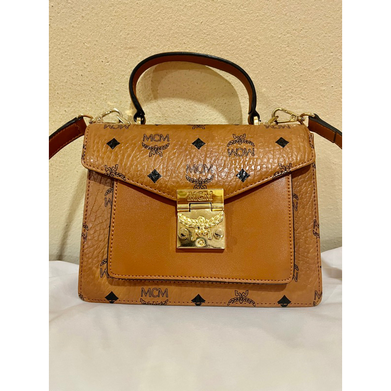 กระเป๋าสะพายข้าง mcm