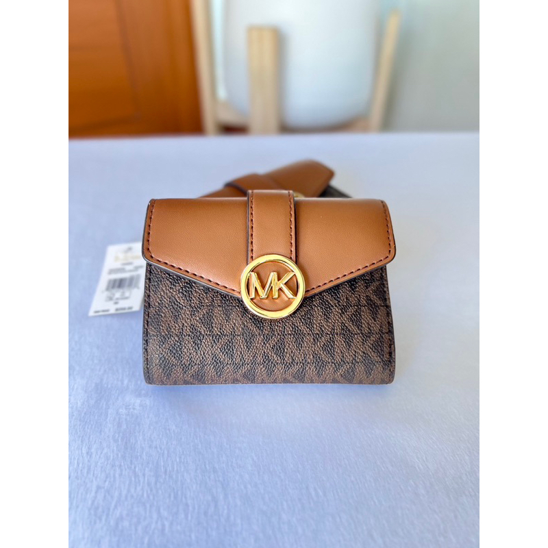 (ผ่อน0%) กระเป๋าสตางค์ ใบสั้น3 พับ Michael kors CARMEN MEDIUM FLAP BIFOLD WALLET IN SIGNATURE BROWN 