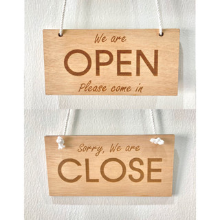 ป้ายแขวนไม้ open/close สลักเลเซอร์ 2 ด้าน มีที่ติดกระจกพร้อม