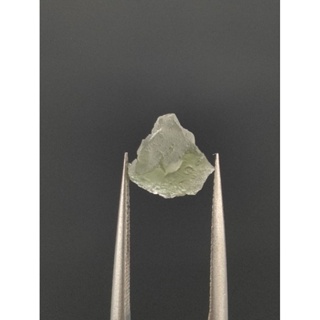 สะเก็ดดาวโมลดาไวท์ ( Moldavite ) ทรงสวย จาก สาธารณรัฐเช็ก สีเขียว เนื้อใส ลวดลายบนผิวตามเอกลักษณ์เฉพาะ