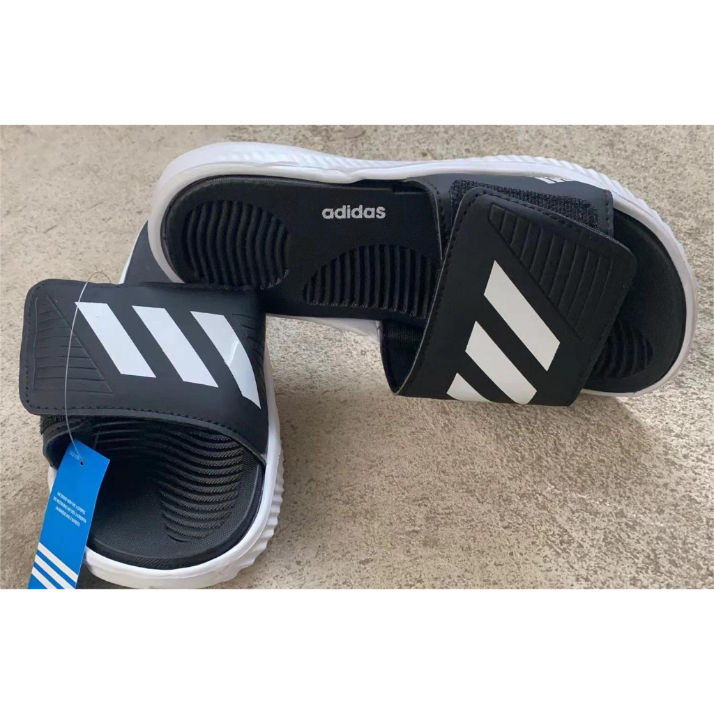 NEW  SLIPPERS adii.das ว่ายน้ำ รองเท้าแตะ Adilette Comfort สีดําและสีขาว  สามแท่ง  รองเท้าแตะกลางแจ้ง ขนาด40-45