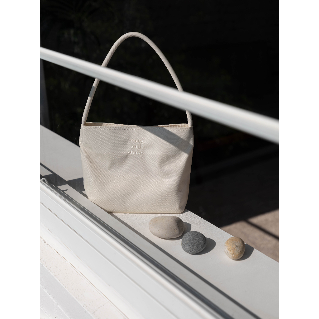 พร้อมส่ง[mucu and ebony] - nearest bag cream